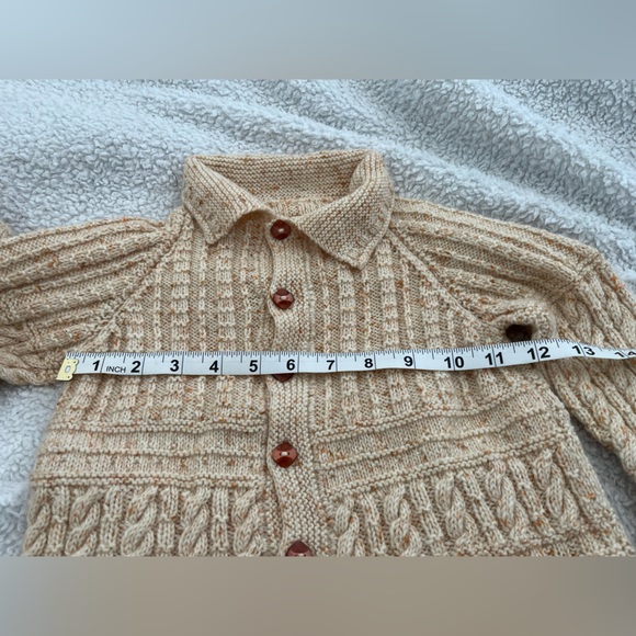 Adorable baby sweater and bonnet set - Picture 5 of 9